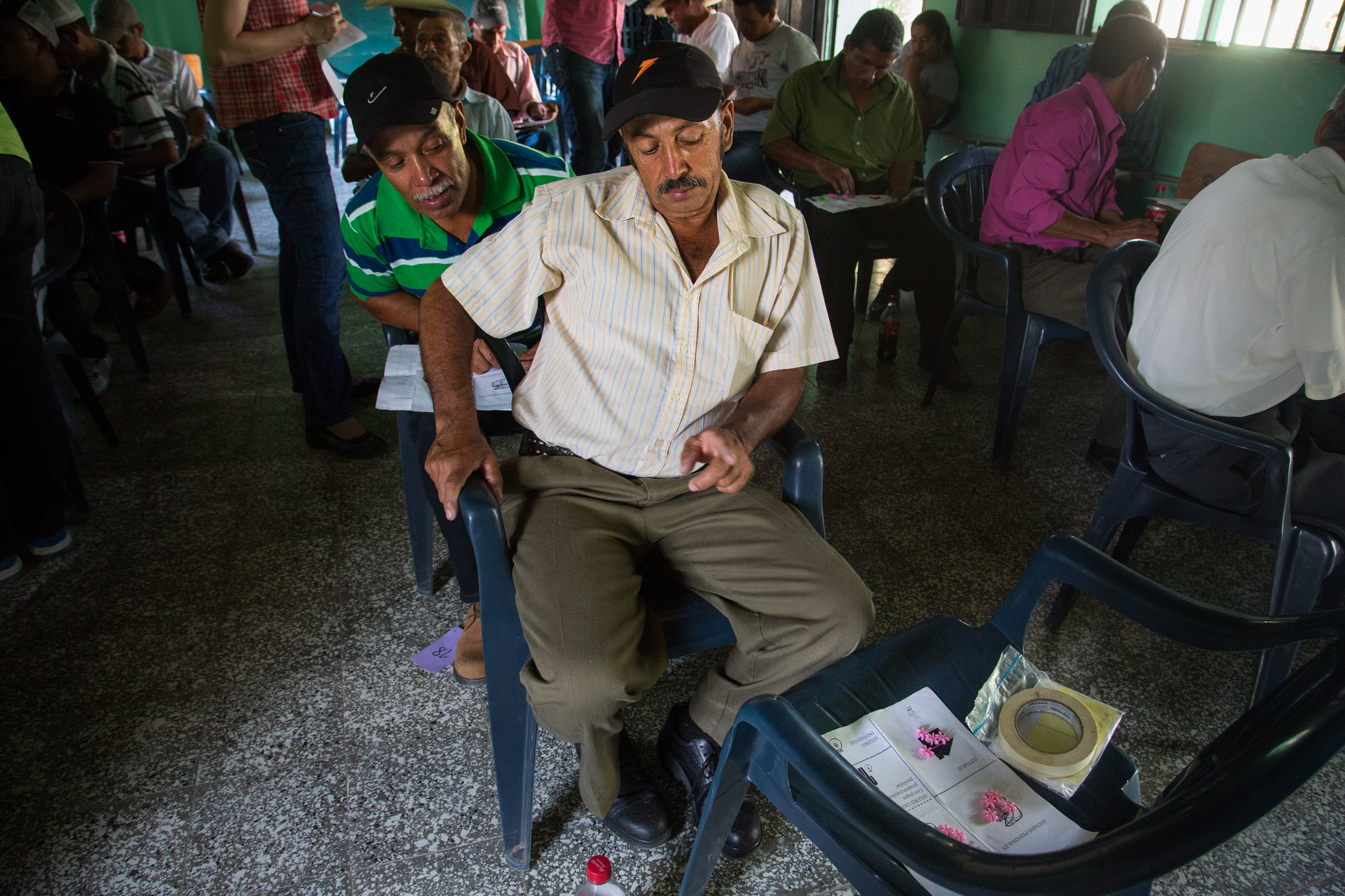 Farmers in El Barro community of Morocelí in southern Honduras discuss their decisions during a round of a game designed to record farmers' preferences for different kinds of insurance products.